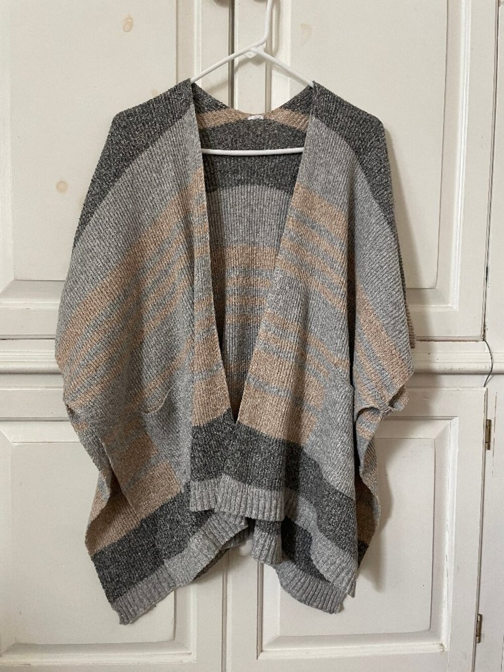 Women's gray and yellow neutral poncho cardigan one size office maximalist boho